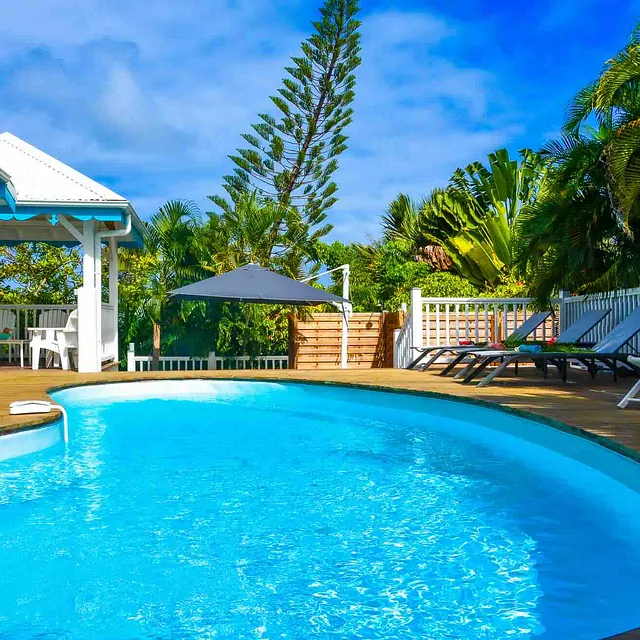 Très belle villa familiale disponible à la location pour vos vacances en Guadeloupe, totalement rénovée avec piscine privée et jacuzzi pour 8 personnes dans un jardin tropical située dans une résidence privée