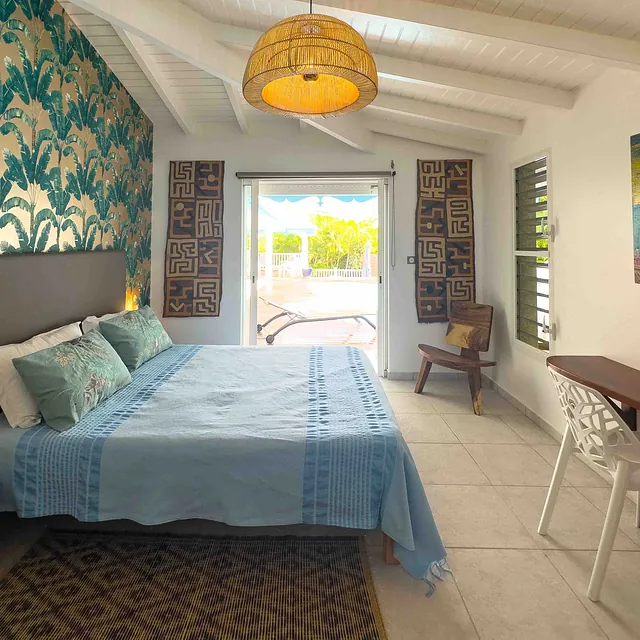 Très belle villa familiale disponible à la location pour vos vacances en Guadeloupe, totalement rénovée avec piscine privée et jacuzzi pour 8 personnes dans un jardin tropical située dans une résidence privée