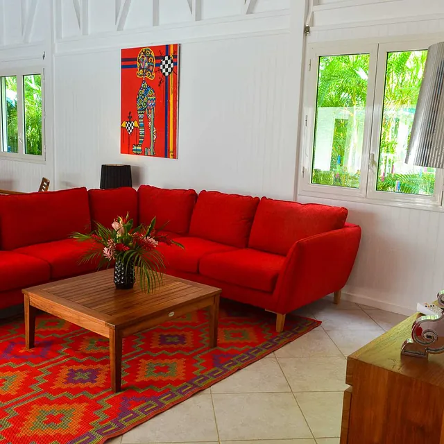 Salon aménagé dans une villa disponible à la location en Guadeloupe pour 8 personnes 