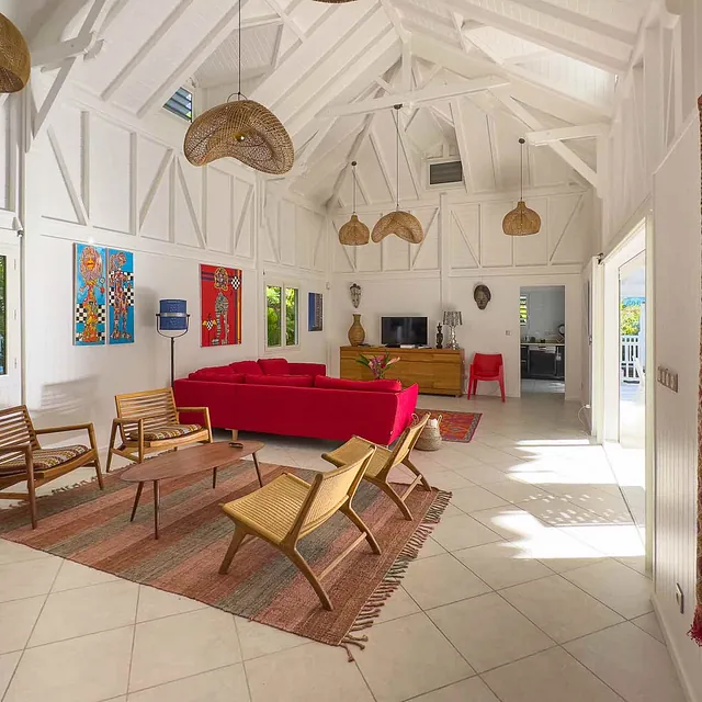 Très belle villa familiale disponible à la location pour vos vacances en Guadeloupe, totalement rénovée avec piscine privée et jacuzzi pour 8 personnes dans un jardin tropical située dans une résidence privée