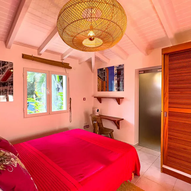 Très belle villa familiale disponible à la location pour vos vacances en Guadeloupe, totalement rénovée avec piscine privée et jacuzzi pour 8 personnes dans un jardin tropical située dans une résidence privée