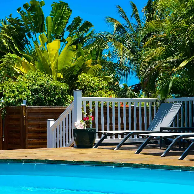 Très belle villa familiale disponible à la location pour vos vacances en Guadeloupe, totalement rénovée avec piscine privée et jacuzzi pour 8 personnes dans un jardin tropical située dans une résidence privée